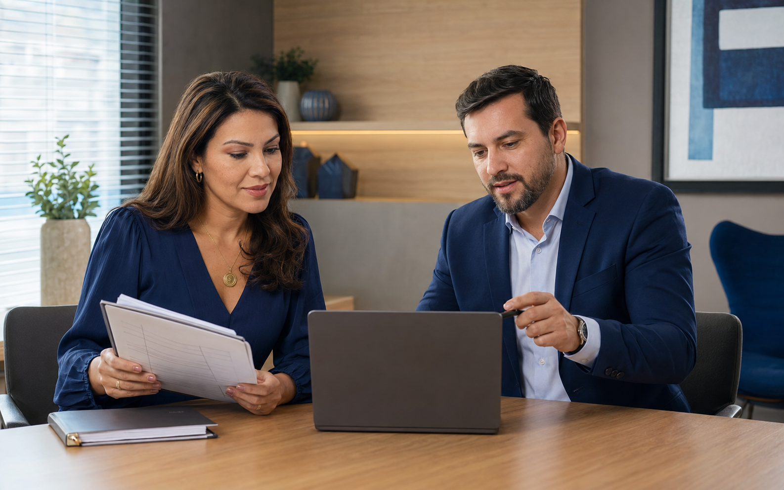 Cliente recebendo orientação sobre financiamento